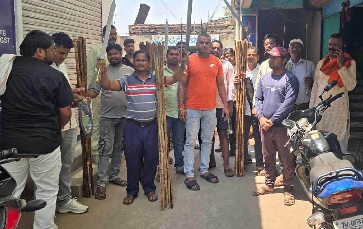 ::: रामनवमी महासमिति अध्यक्ष ने अस्त्र शस्त्र किया वितरण