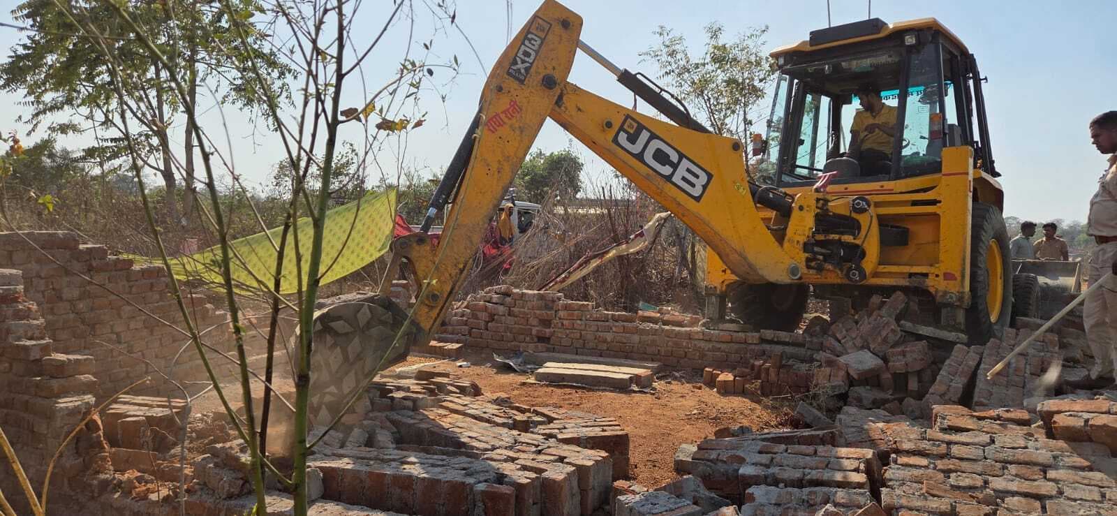 वनभूमि पर बने घर को विभाग ने किया ध्वस्त