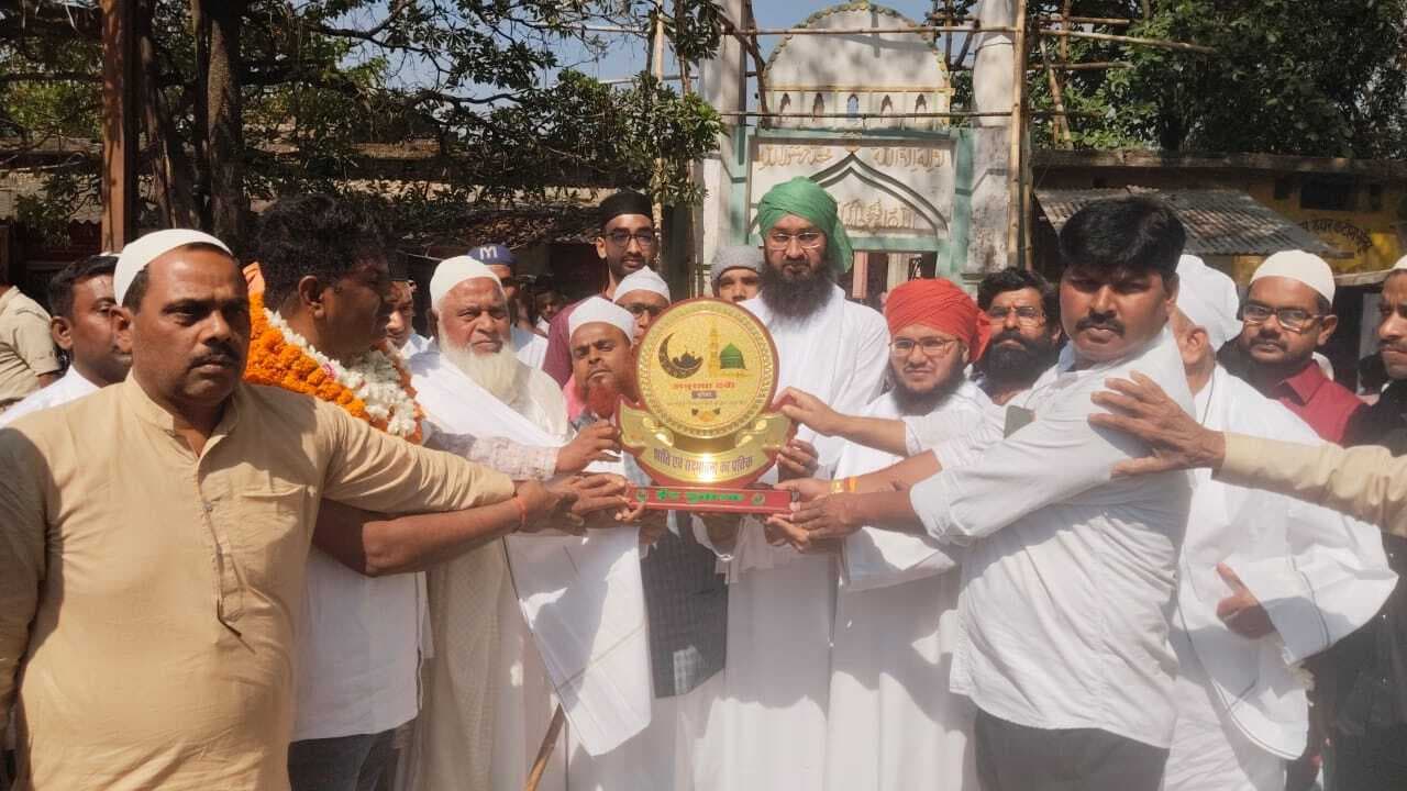 मुखिया ने इमाम को किया सम्मानित