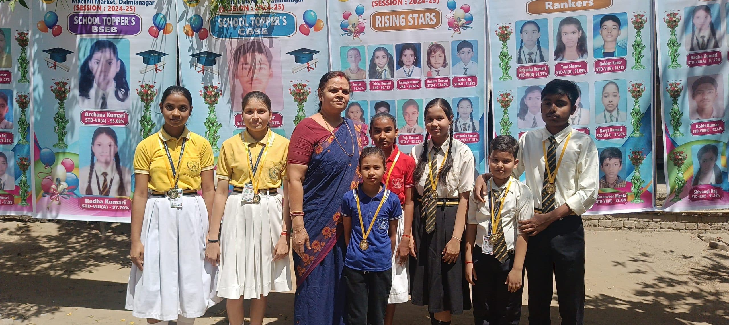 Sasaram News : अव्वल छात्रों को डीपीएस ने किया सम्मानित