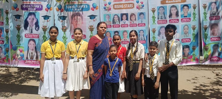 Sasaram News : अव्वल छात्रों को डीपीएस ने किया सम्मानित