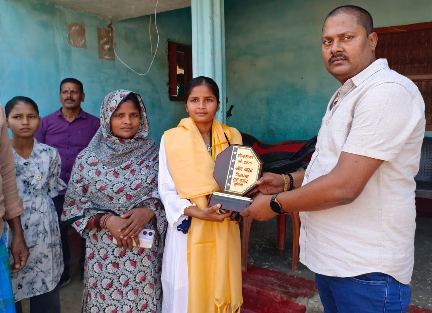 जिले की चौथी टॉपर बनी हाशमीन जहां को राजद नेता ने किया सम्मानित