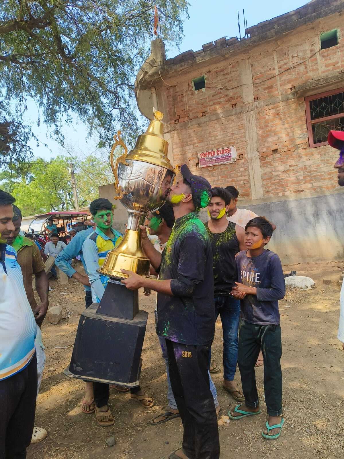 शॉर्ट-पिच नाइट क्रिकेट टूर्नामेंट का विजेता बना प्रिंस क्लब बिशनपुर