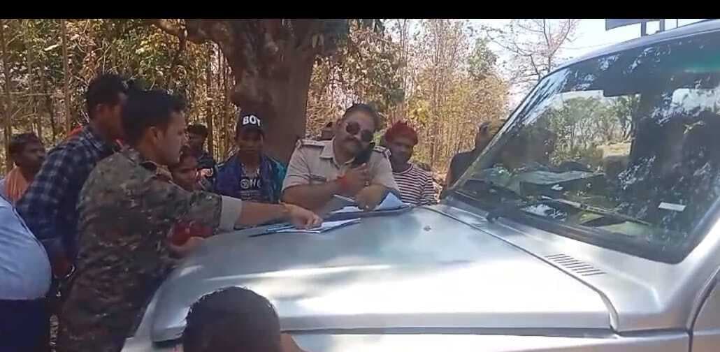 Crime News : पिता ने कुल्हाड़ी से मार कर की पुत्र की हत्या, गिरफ्तार