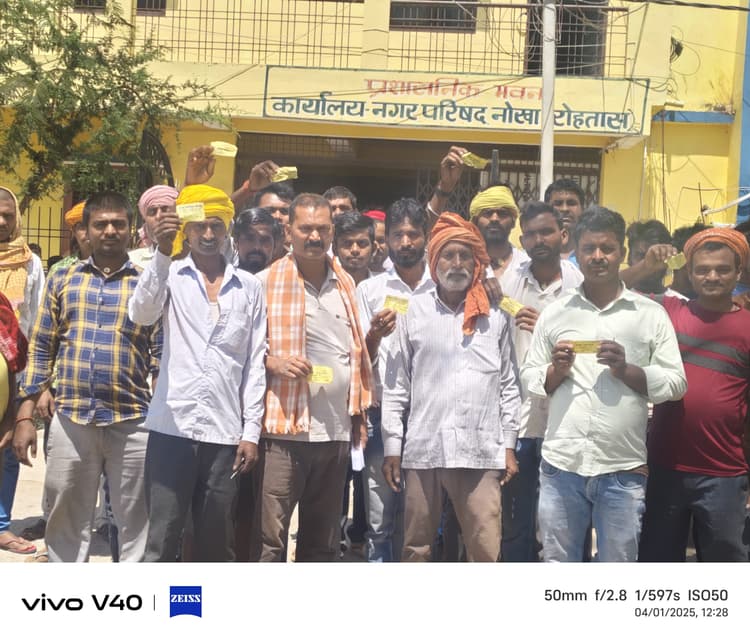 Sasaram News : ऑटो- टोटो से तीस रुपये टैक्स लेने के खिलाफ चालकों ने किया विरोध प्रदर्शन