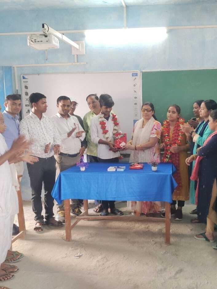 उत्क्रमित उच्च विद्यालय सरायगढ़ के टॉपर्स को शिक्षिका ने किया सम्मानित