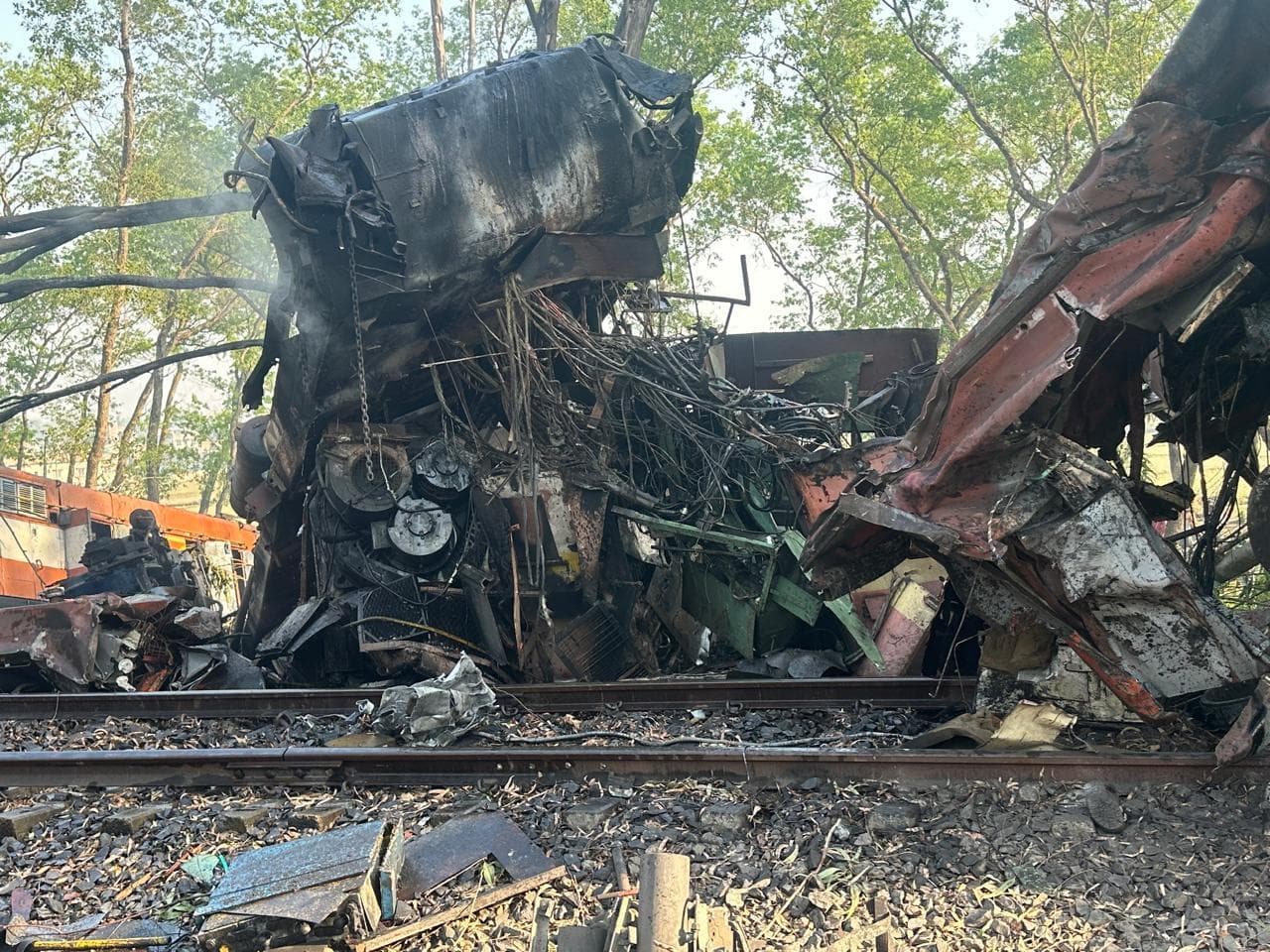 तीन इंजन, सात बोगियां व रेल पटरी क्षतिग्रस्त, कोयला ढुलाई ठप