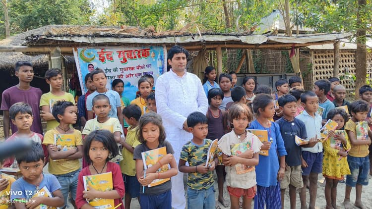 बच्चों के बीच पाठ्य सामग्री का किया वितरण