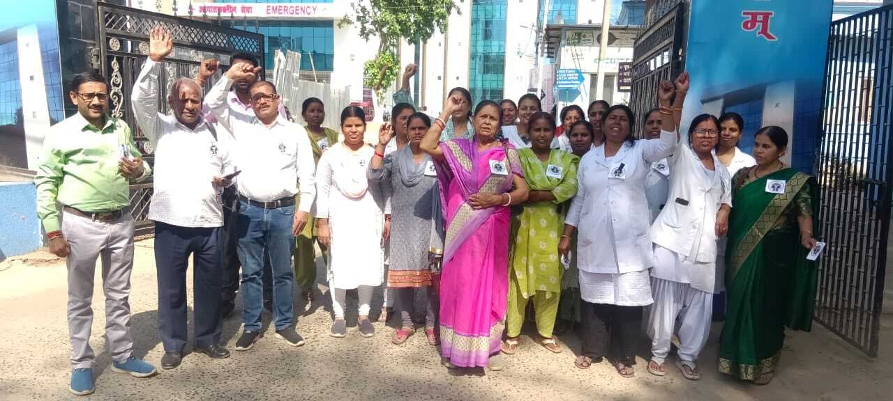 पूरानी पेंशन स्कीम की मांग को लेकर काली पट्टी बांध सरकारी कर्मियों ने किया प्रदर्शन