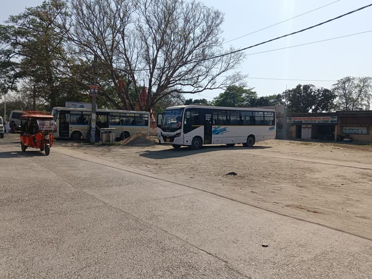 कहने को दो बस स्टैंड, सुविधा है शून्य