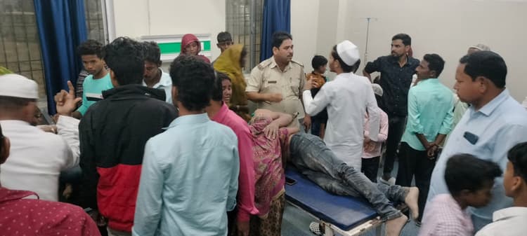 दो बाइकों की टक्कर में चार लोग जख्मी