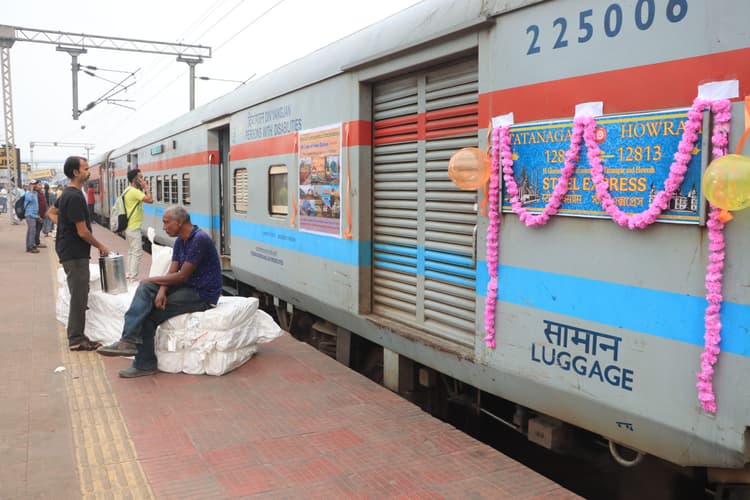 Jamshedpur news. स्टील एक्सप्रेस के 55 साल पूरे होने पर टाटानगर स्टेशन पर सजकर रवाना हुई ट्रेन