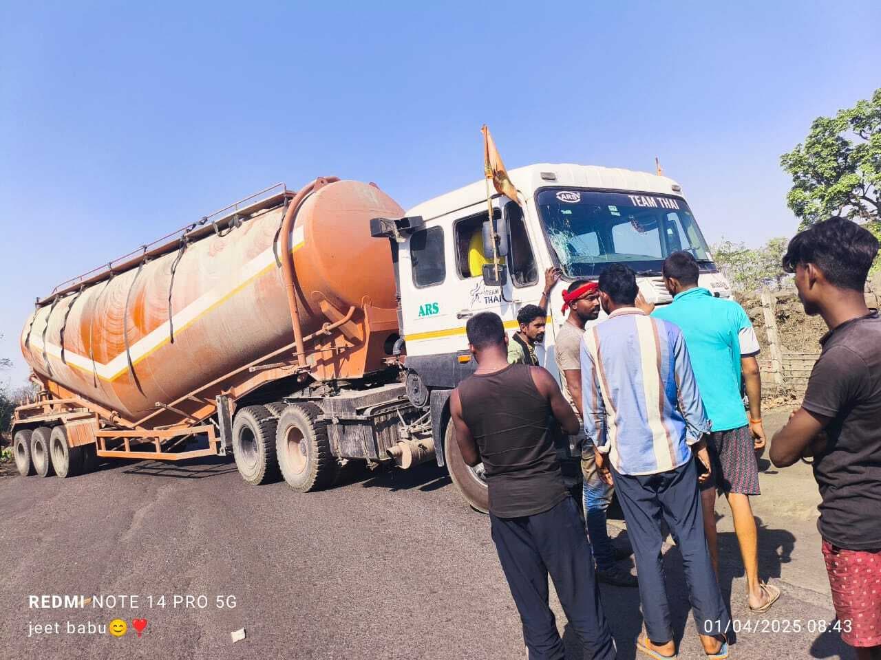 हाइवा से टकराया सीमेंट लदा कंटेनर, कोई हताहत नहीं