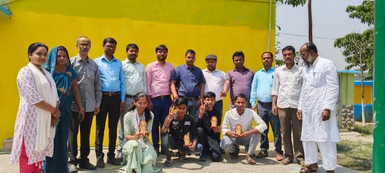 उत्क्रमित उच्च माध्यमिक विद्यालय चैनपुर के छात्रों ने मैट्रिक परीक्षा में लहराया परचम