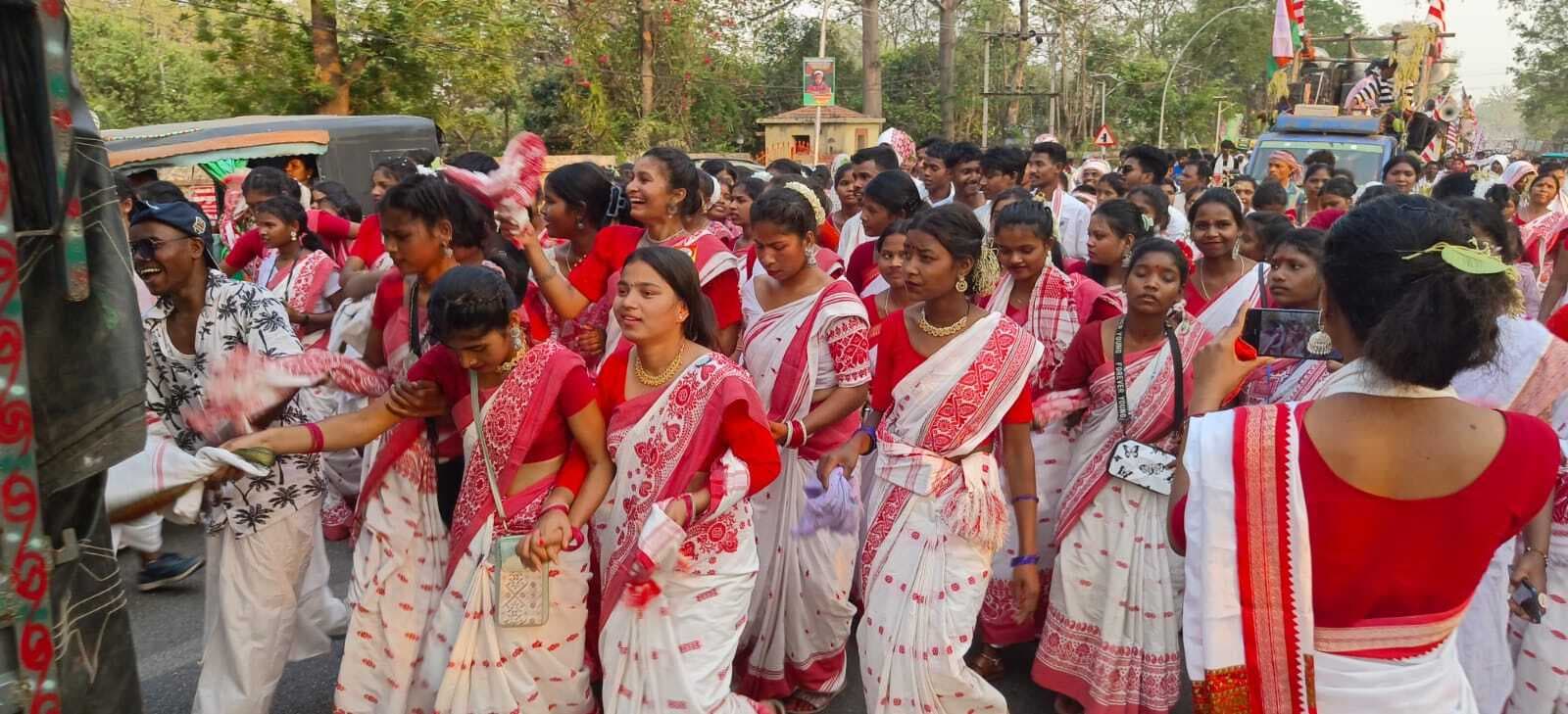 धूमधाम से निकली सरहुल शोभायात्रा