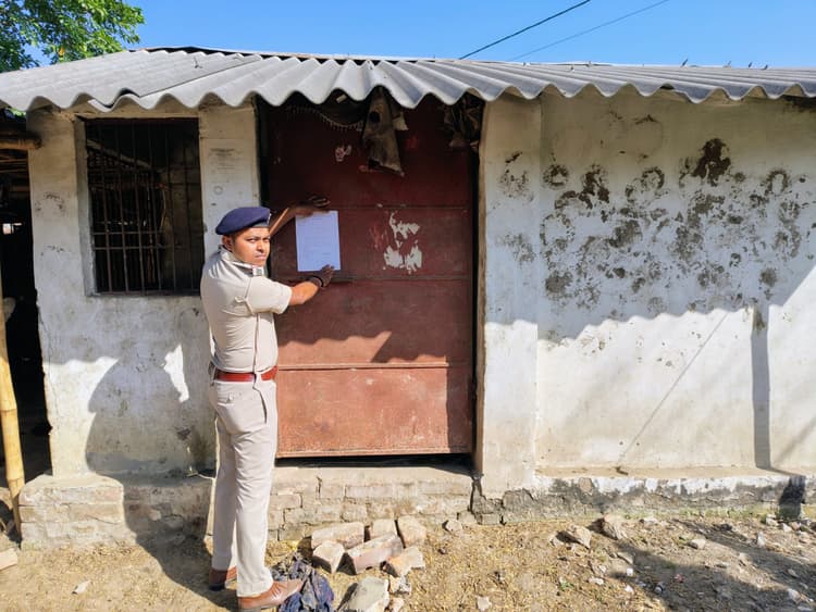 फरार वारंटियों के घर पर पुलिस ने चिपकाया इश्तेहार