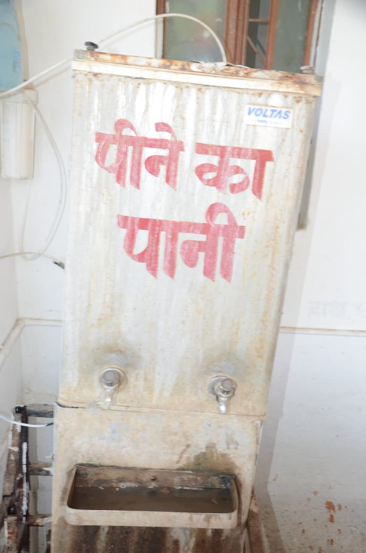 Deoghar news : सदर अस्पताल में लगीं आरओ मशीनें खराब, पीने के पानी के लिए हो रही परेशानी