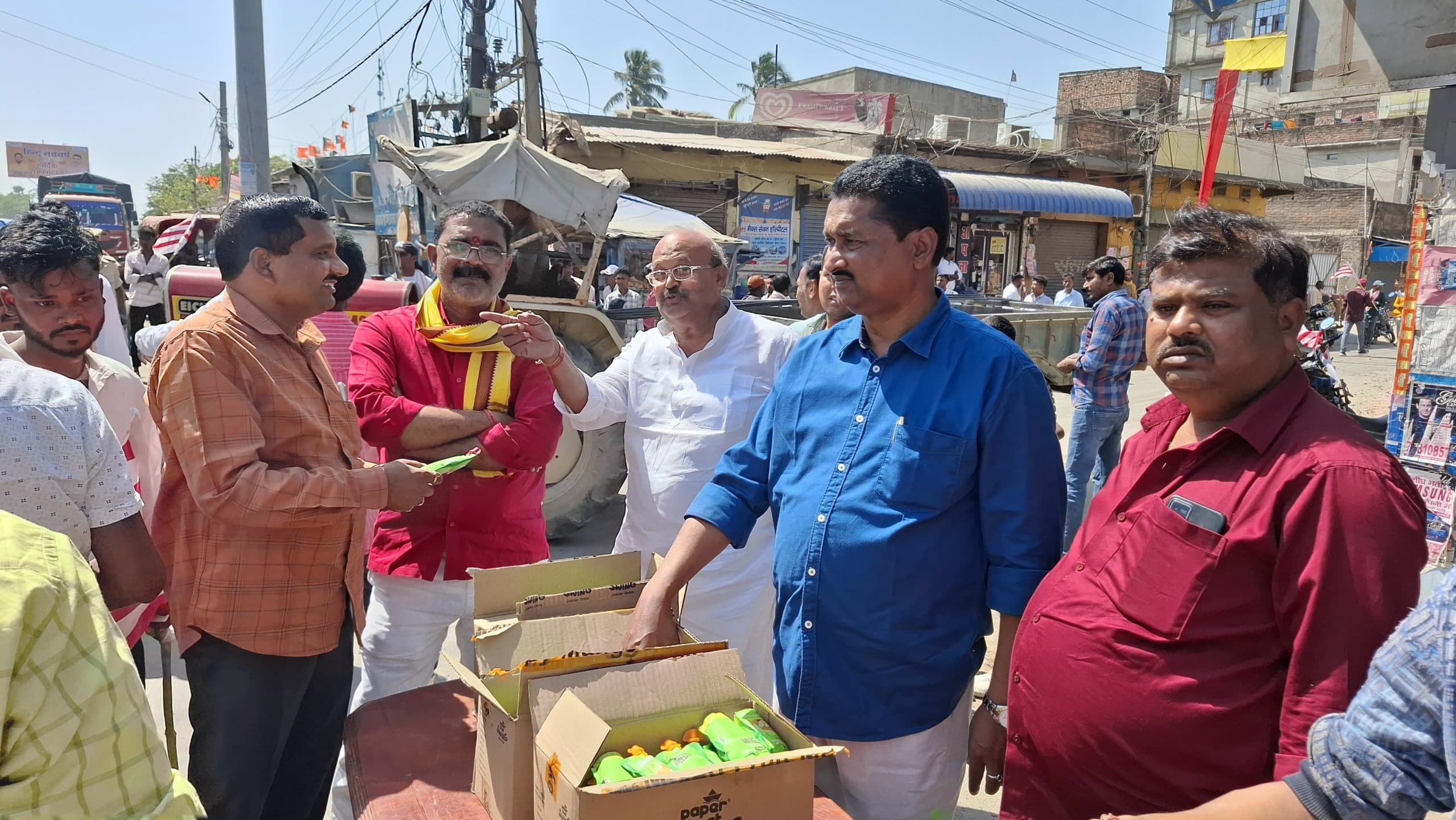 सरहूल को ले जुटे लोगों को राजद ने पिलाया शीतल पेय