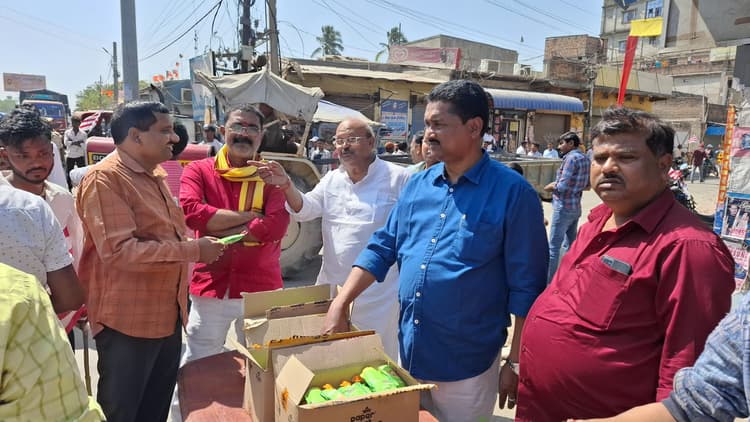 सरहूल को ले जुटे लोगों को राजद ने पिलाया शीतल पेय