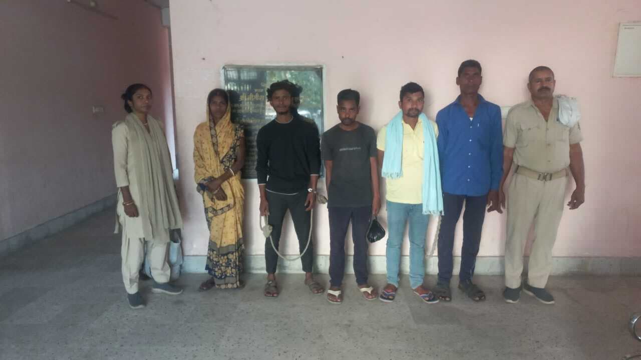 देसी शराब के साथ पांच तस्कर गिरफ्तार