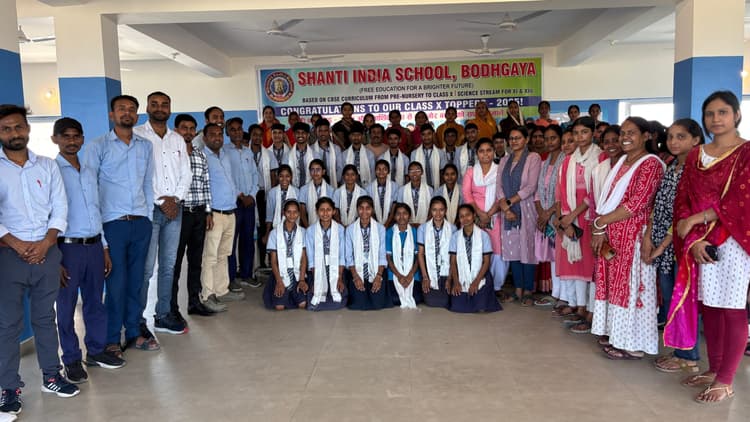 मैट्रिक की परीक्षा में फर्स्ट आने वाले 42 छात्रों को किया सम्मानित