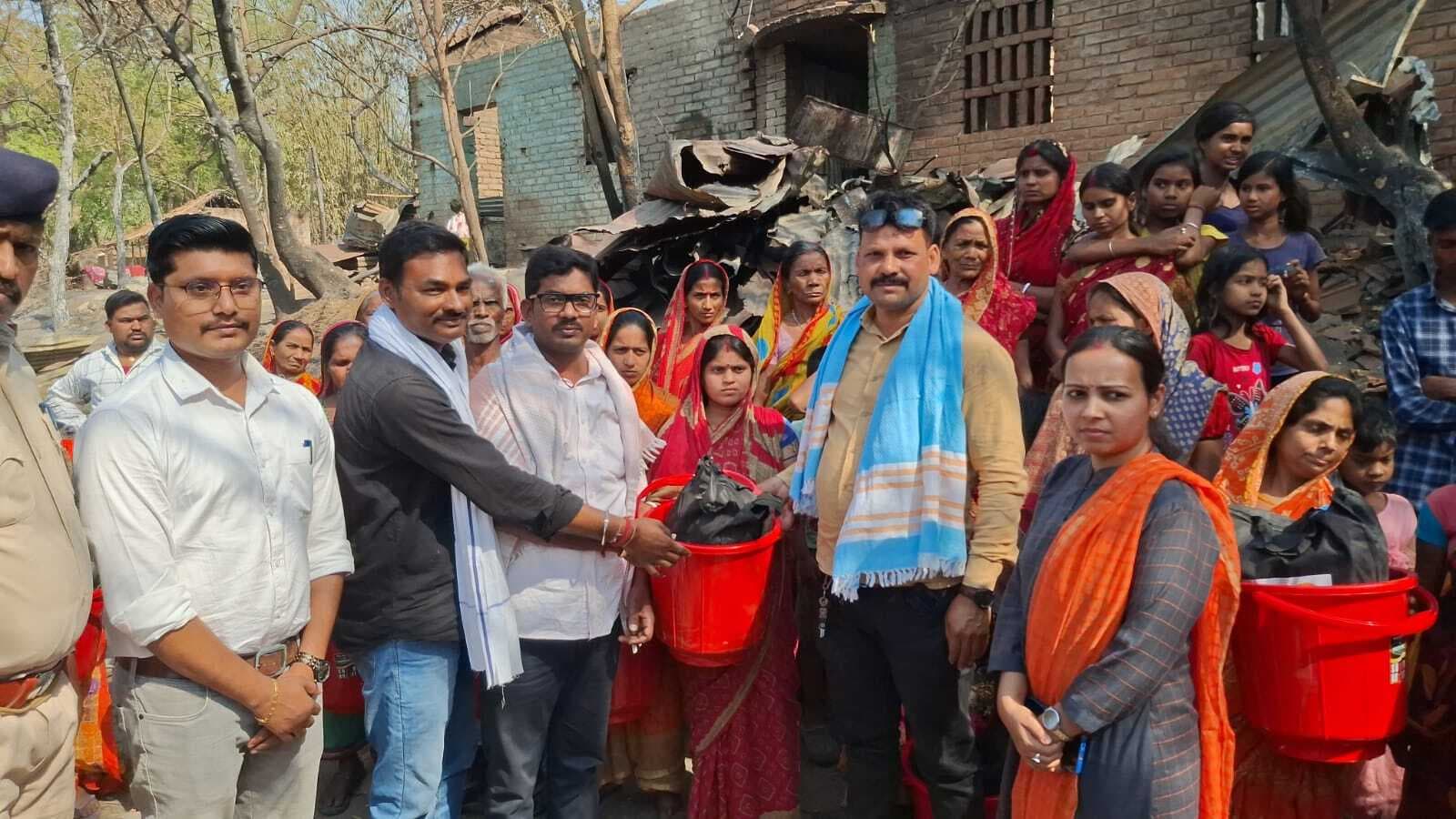 अग्निपीड़ित 43 परिवारों के बीच किट का वितरण