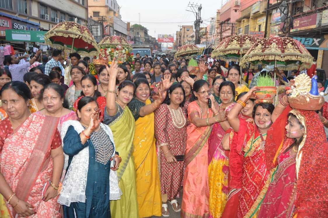 Dhanbad News: झरिया में सुहागिनों ने की गणगौर माता की पूजा, निकली शोभा यात्रा