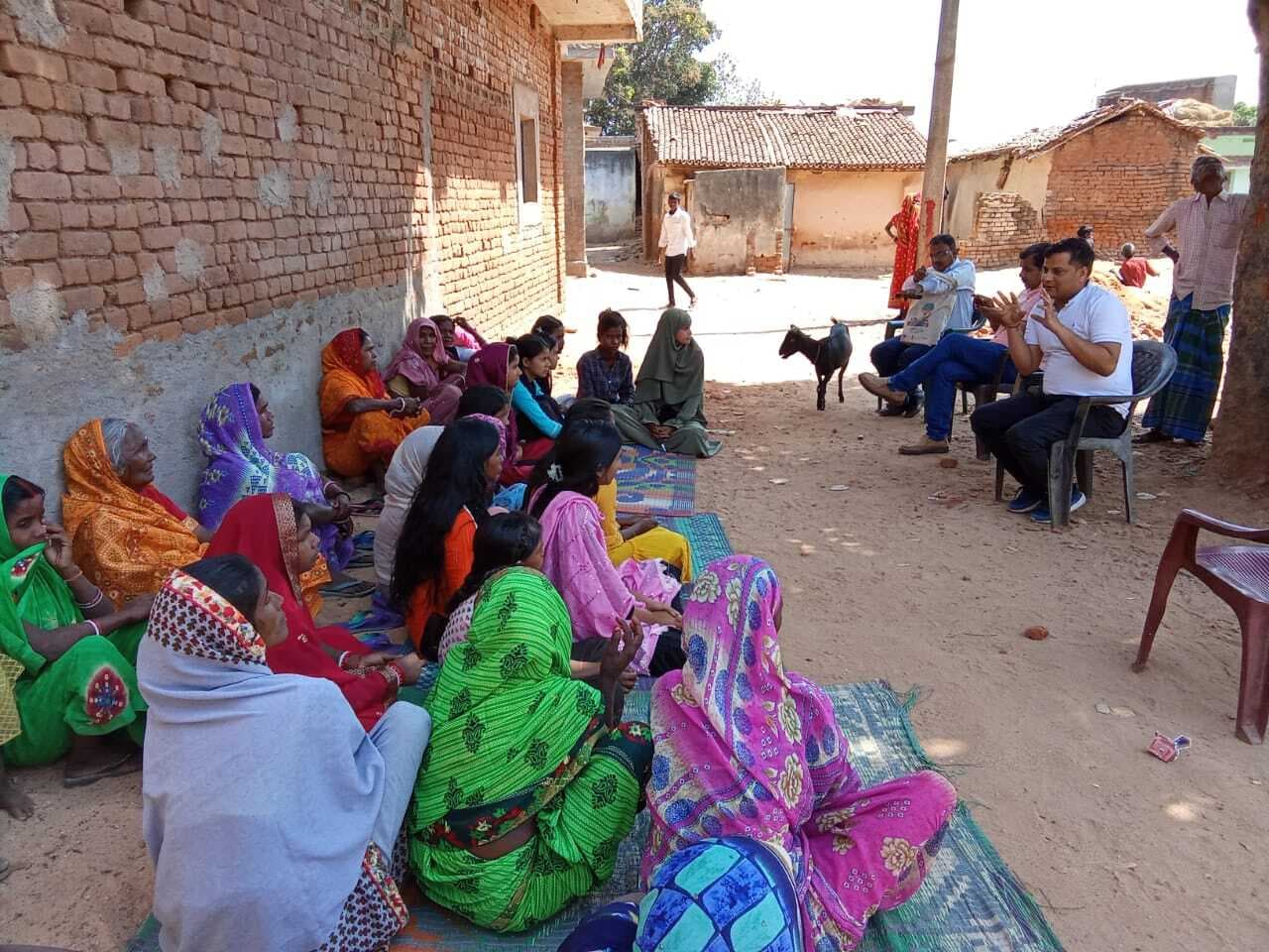 महिलाओं पर बच्चों को नियमित स्कूल भेजने की जिम्मेदारी