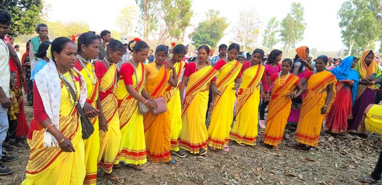 गारू में सरहुल की शोभायात्रा, झूमे लोग