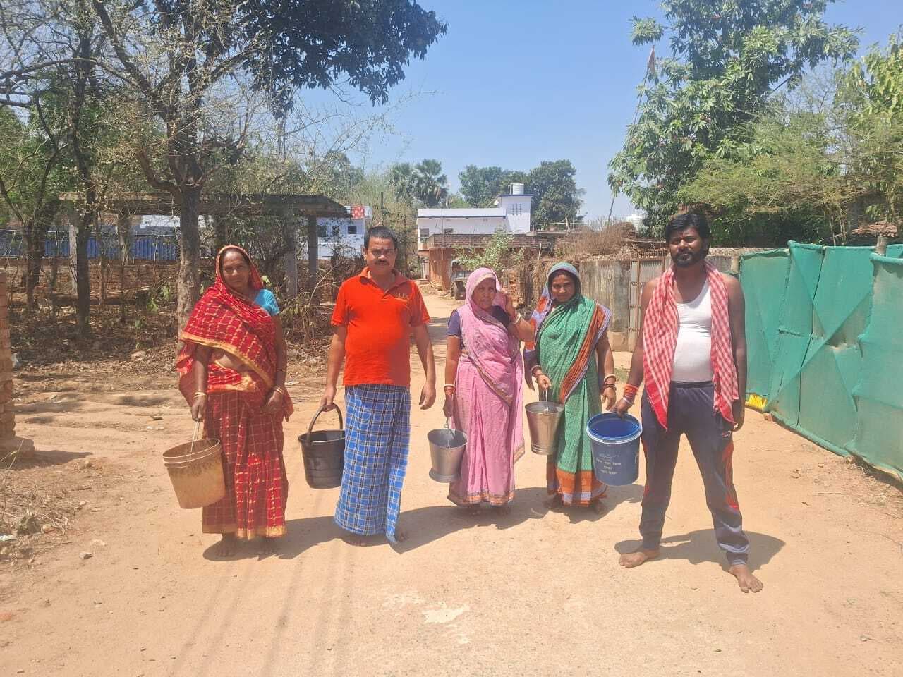 Deoghar news : वार्ड छह में पेयजल कि किल्लत, दैनिक कार्य के लिए दो किमी दूर नदी से पानी लाने को मजबूर है लोग