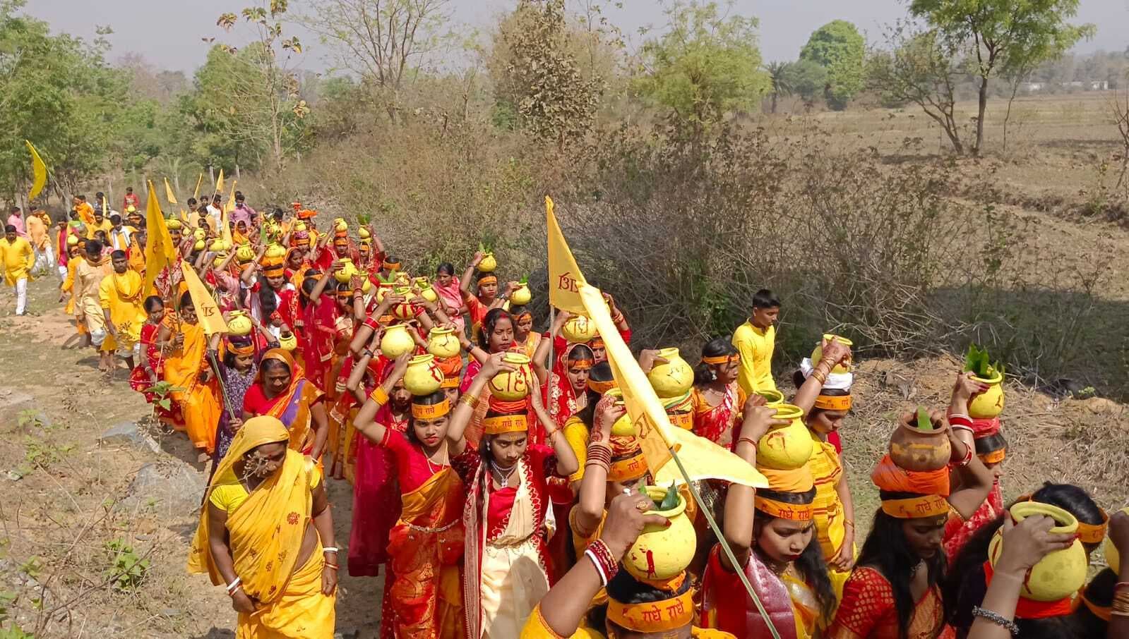 कलश शोभायात्रा के साथ लताबड़ गांव में भागवत कथा शुरू