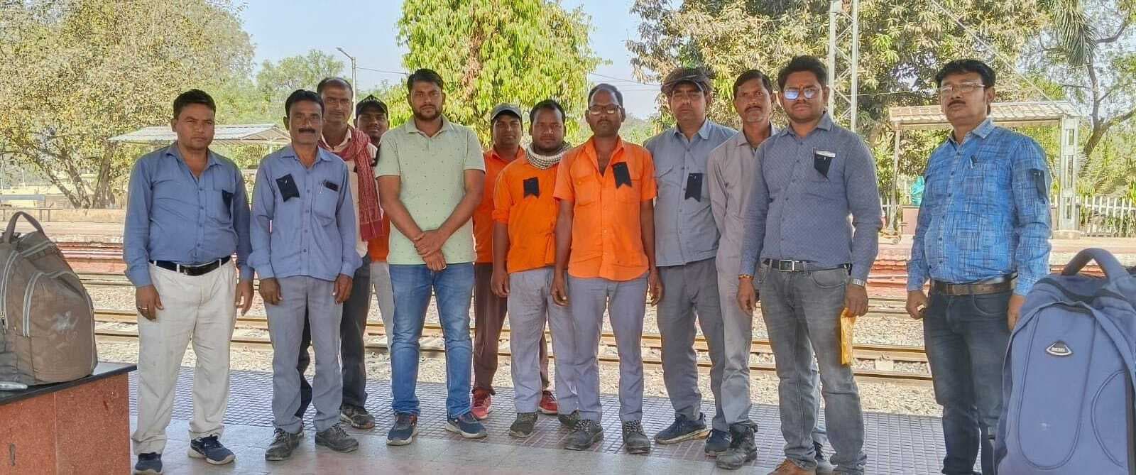 रेल कर्मचारियों ने काला बिल्ला लगाकर मनाया काला दिवस