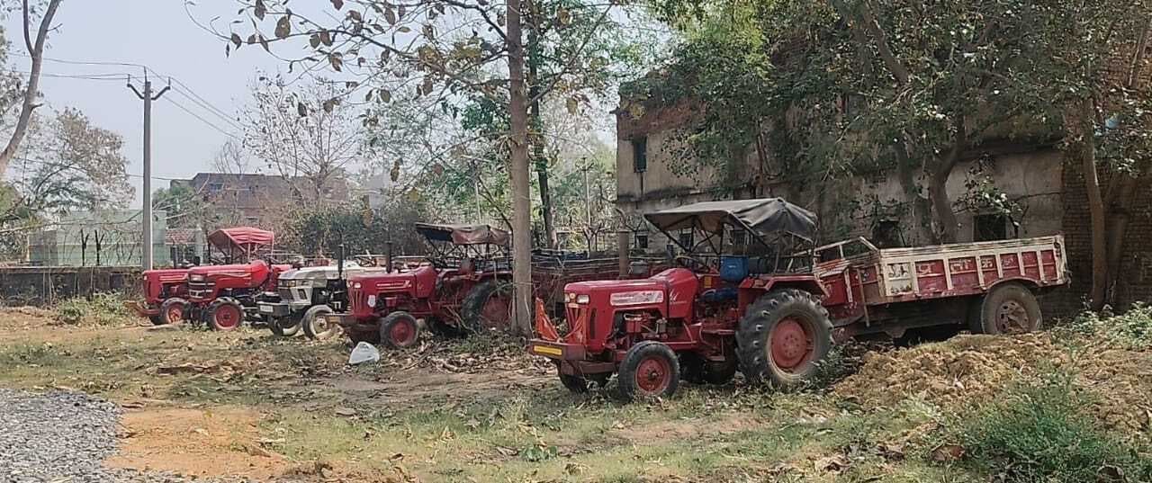 अवैध रूप से बालू का उठाव करते तीन ट्रैक्टर जब्त