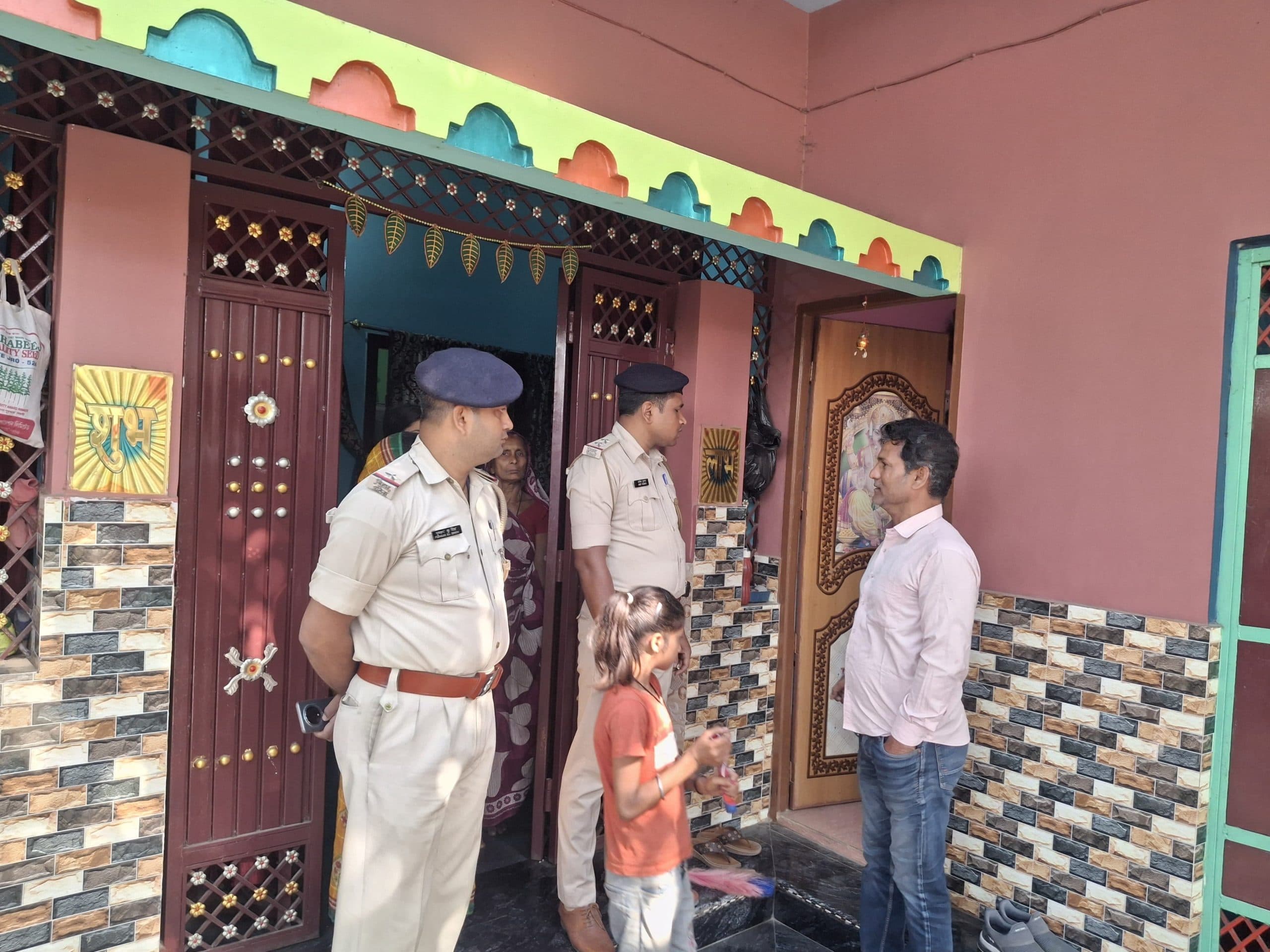 घर से चांदी की मूर्ति व नकद 30 हजार रुपये की चोरी