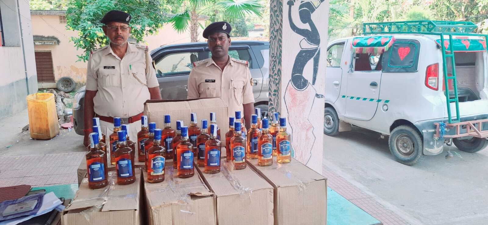 पिकअप से 90 लीटर विदेशी शराब बरामद, छानबीन में जुटी पुलिस