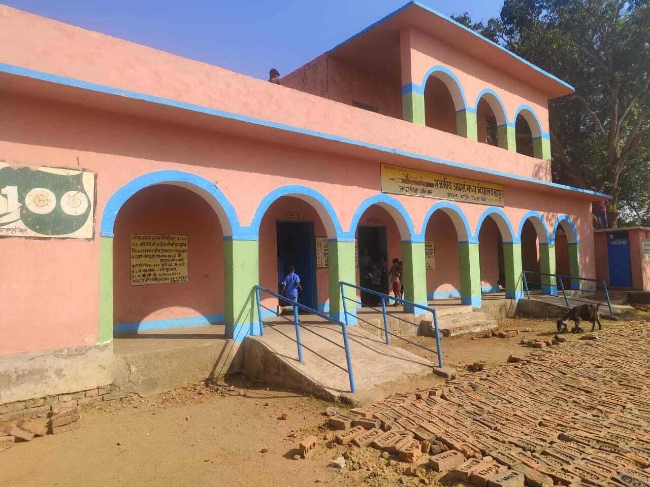 बीइओ ने खड़हारा स्कूल का किया औचक निरीक्षण