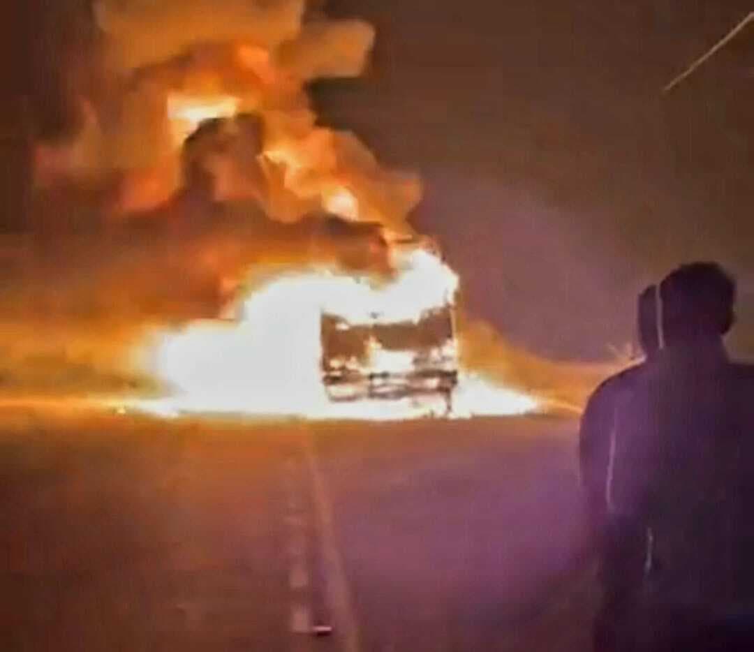 चलते ट्रक में लगी आग, जलकर हुआ खाक, कोई हताहत नहीं
