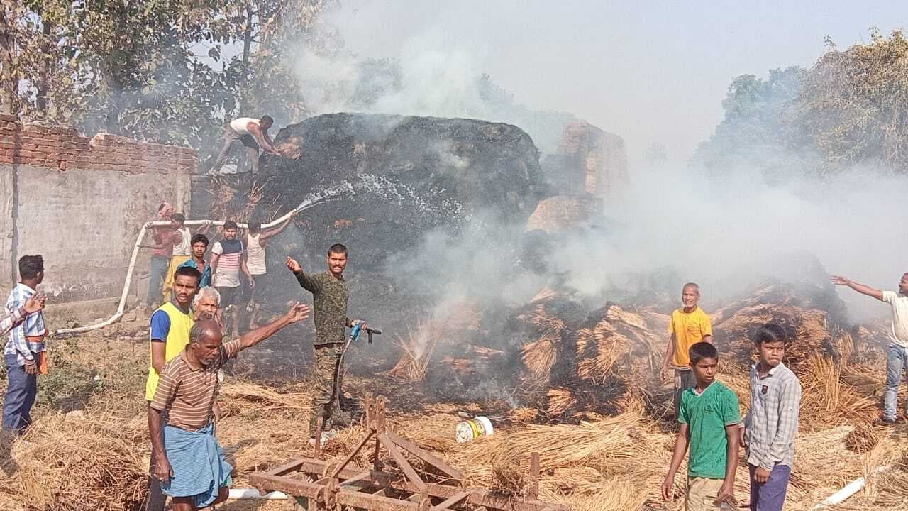 पुआल की टाल में आग लगने से चालीस हजार का पुआल जलकर राख