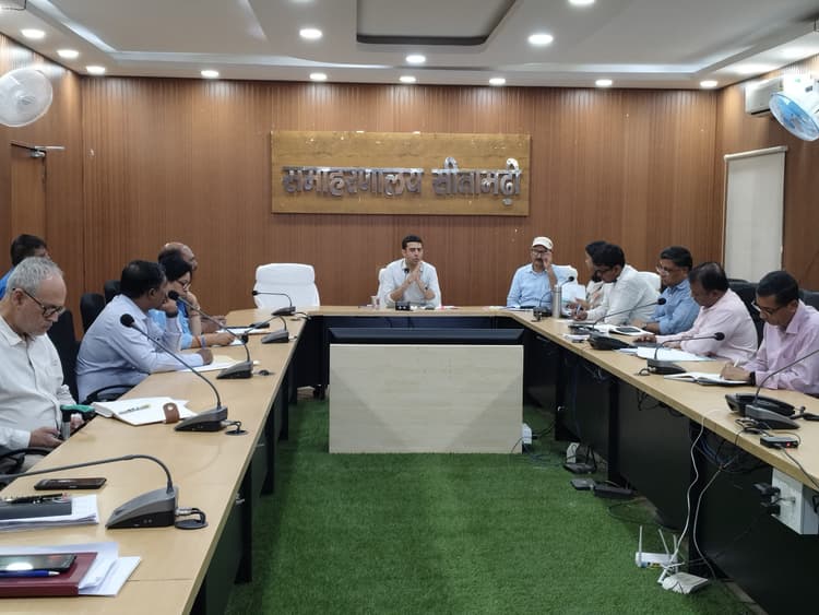 sitamarhi news: आय, जाति व आवासीय प्रमाण-पत्र के आवेदन बिना जांच अस्वीकृत नहीं करें