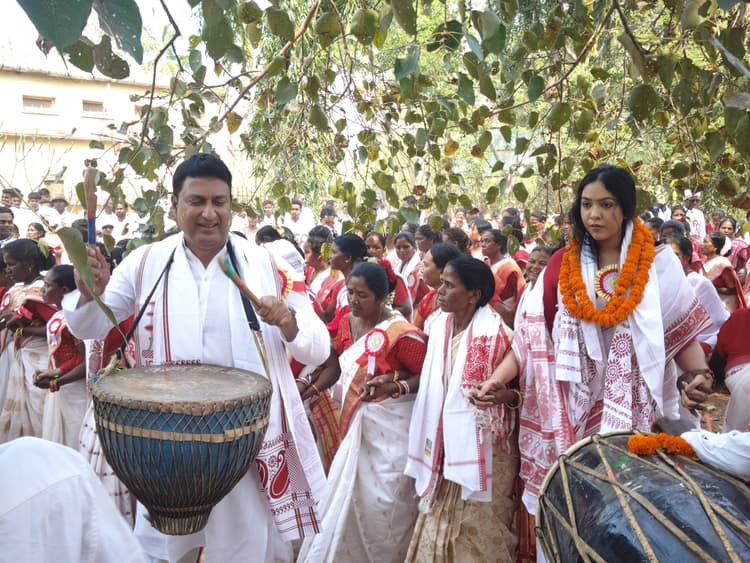सरहुल शोभायात्रा में मांदर की थाप पर थिरके लोग