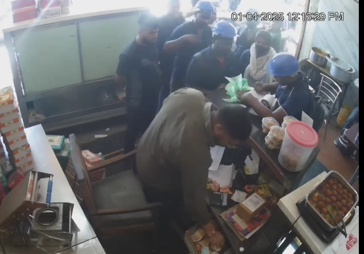 gaya News : बिना टैक्स कलेक्टर के जुर्माना लेने पहुंची टीम, लोगों ने खड़े किये सवाल