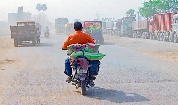 Chhapra News : शहर की सड़कों पर बढ़ती धूल से लोग परेशान