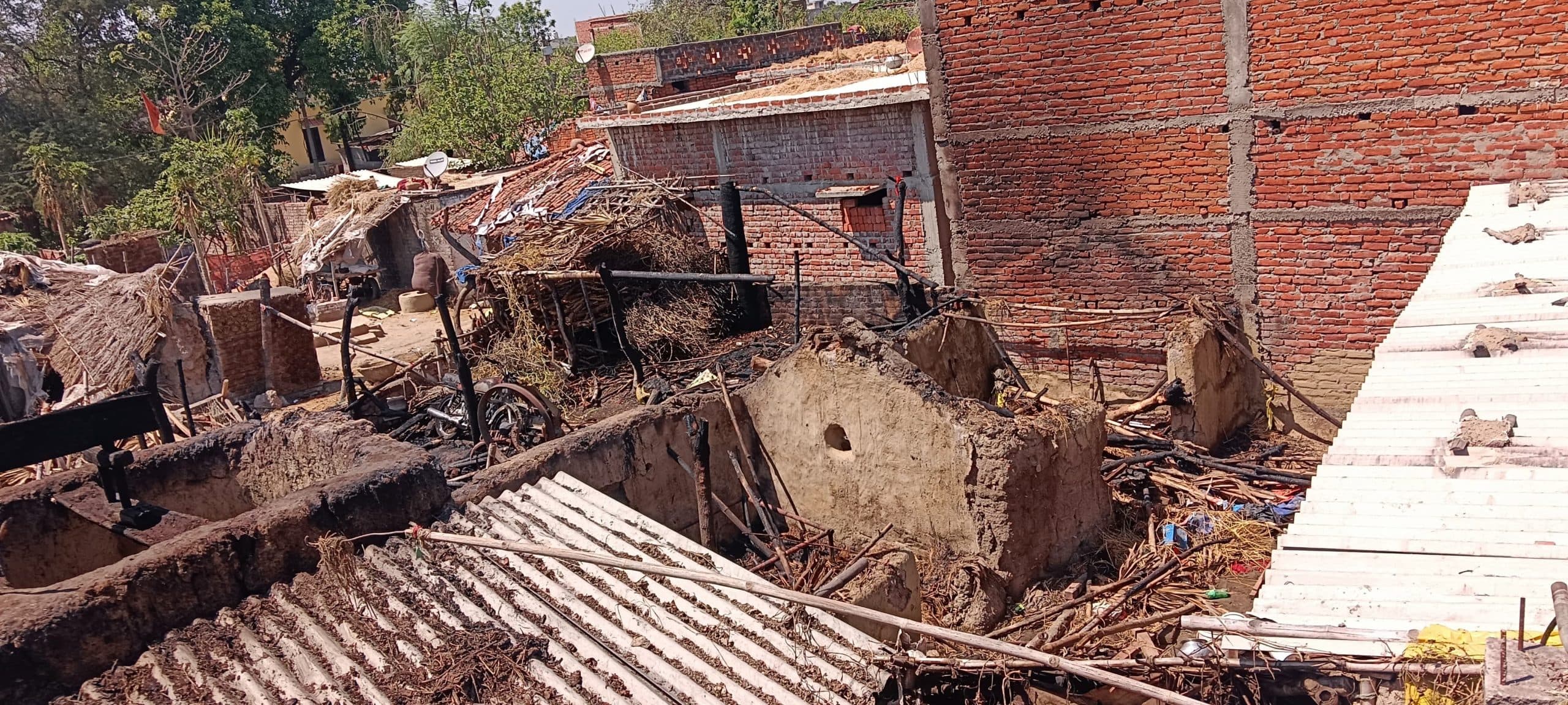 Gaya News : खजूरी गांव में तीन घरों में लगी आग, चार बकरियों की मौत, लाखों की संपत्ति राख