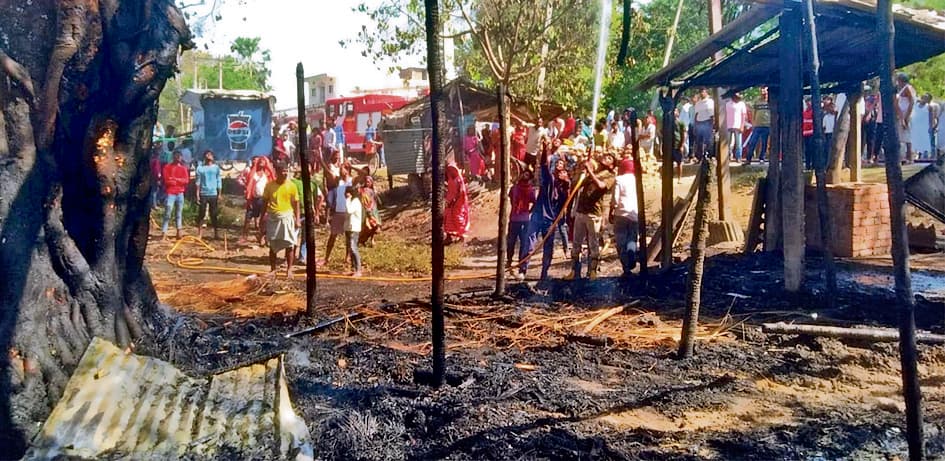 begusarai news : बिजली की चिंगारी से पांच दुकानें, दो घर, तीन झोंपड़ियां जलीं, लाखों की क्षति