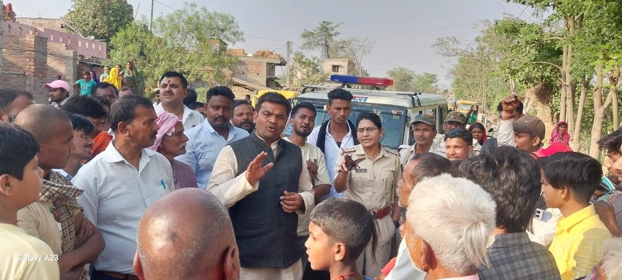 sitamarhi news: अज्ञात वाहन की ठोकर से अधेड़ की मौत, मुआवजे को लेकर किया रोड जाम