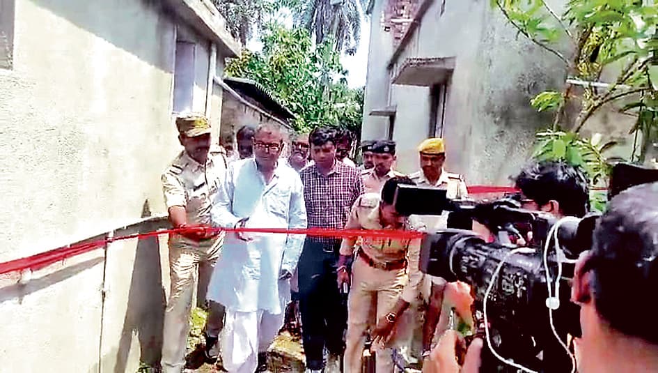 ढोलाहाट पहुंचे मंत्री बंकिम हाजरा, स्थानीय लोगों का फूटा गुस्सा