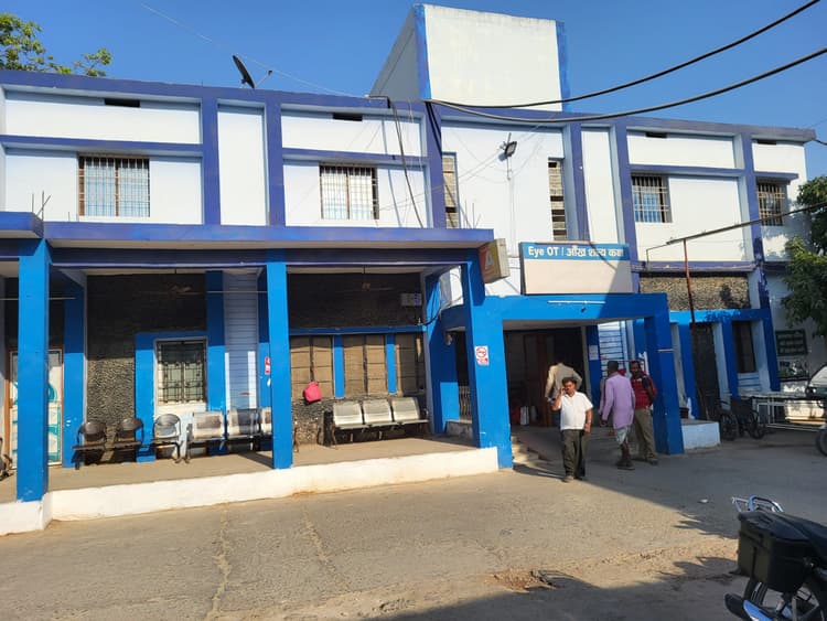 Samastipur News:सदर अस्पताल की इमरजेंसी में गंभीर मरीजों को इलाज के बदले डॉक्टर दे रहे रेफर का परचा