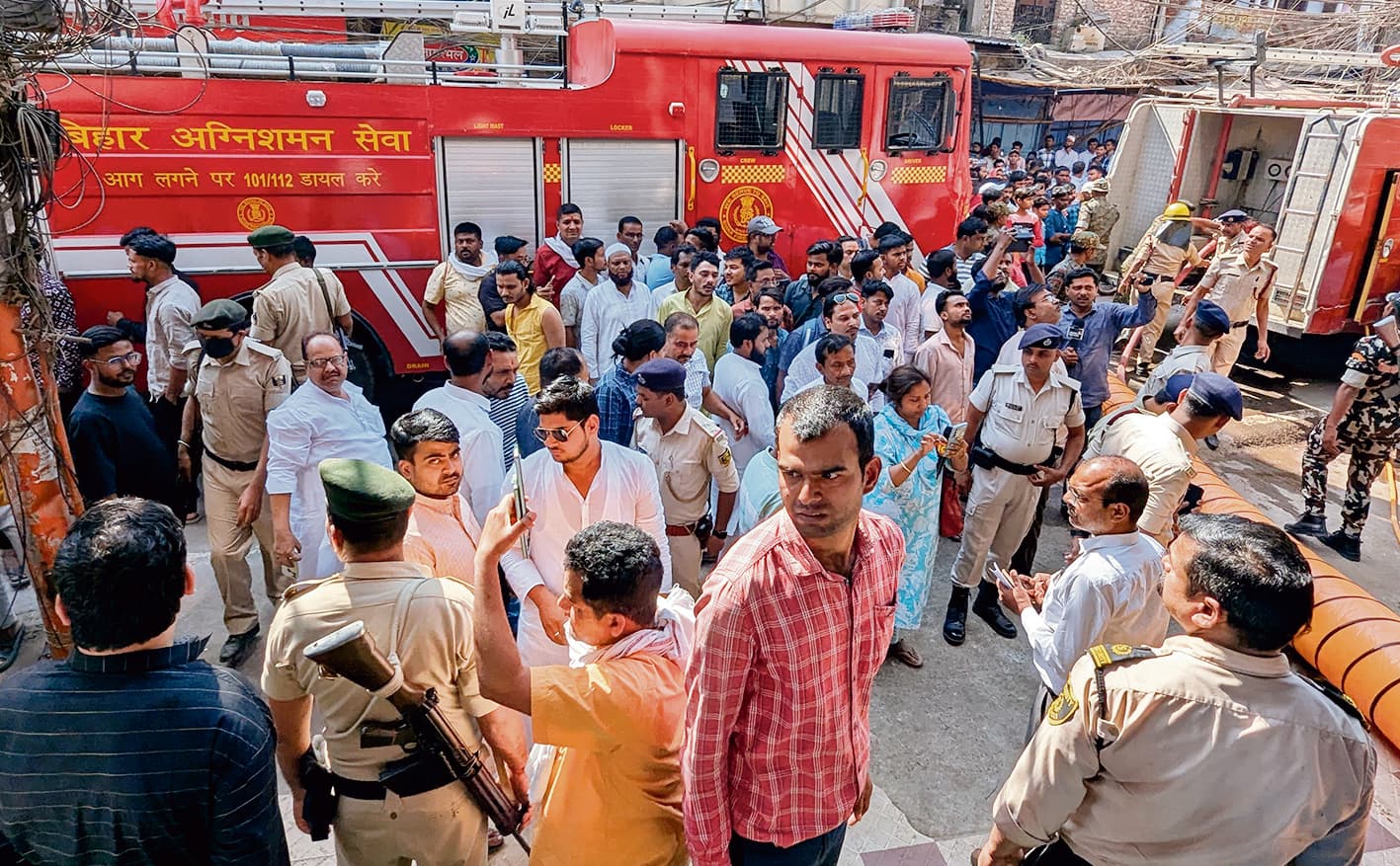 तनिष्क शोरूम के बेसमेंट में लगी आग, 10 बाइकें और एक कार के साथ लाखों की संपत्ति जलकर राख