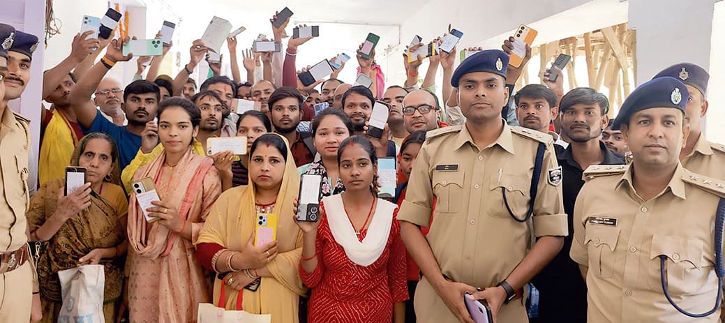 चोरी और गुम हुए 95 मोबाइल फोन को पुलिस ने लोगों को लौटाया