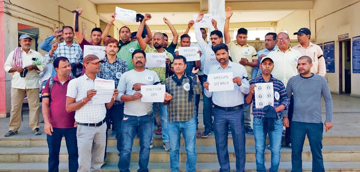 रेल कारखाना कर्मियों ने एनपीएस के विरोध में काला बिल्ला लगाकर किया विरोध